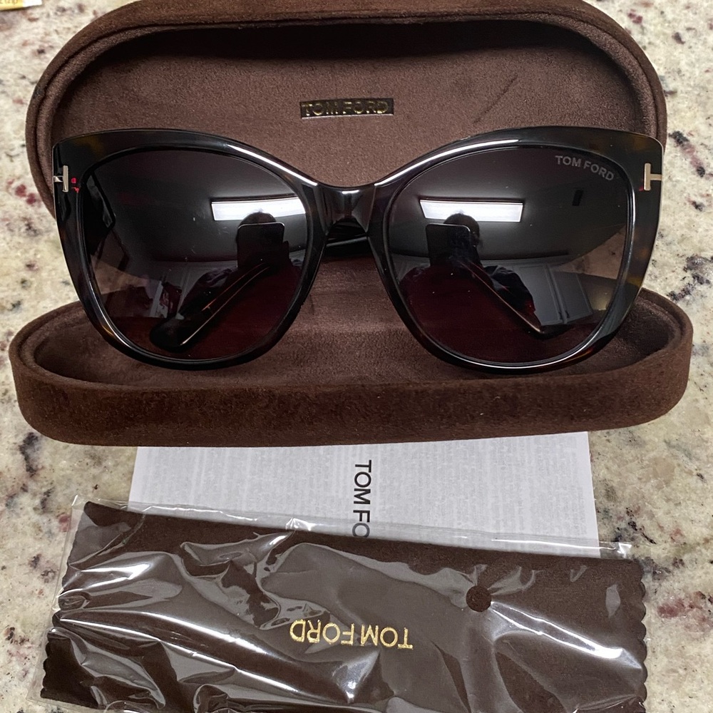 Tom Ford sunnies in brown and black frames. Polarized, full set! Brand new.